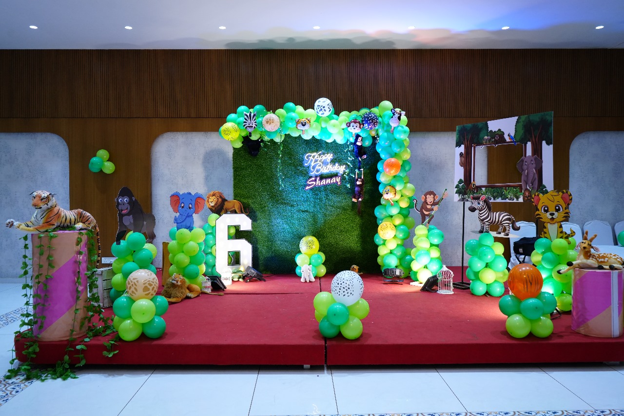 Squire Frame with Jungle theme Birthday Decoration